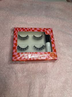 False lashes w/ lash glue