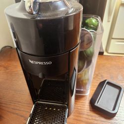 Nespresso Evoluo Coffee/Espresso Maker w Frother