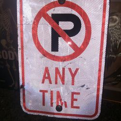NO PARKING SIGN