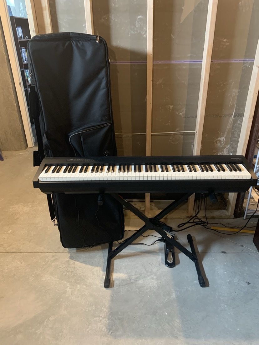 Roland Keyboard With Stand Pedal And Case