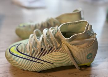 Nike Kids Soccer Shoes Sz 1