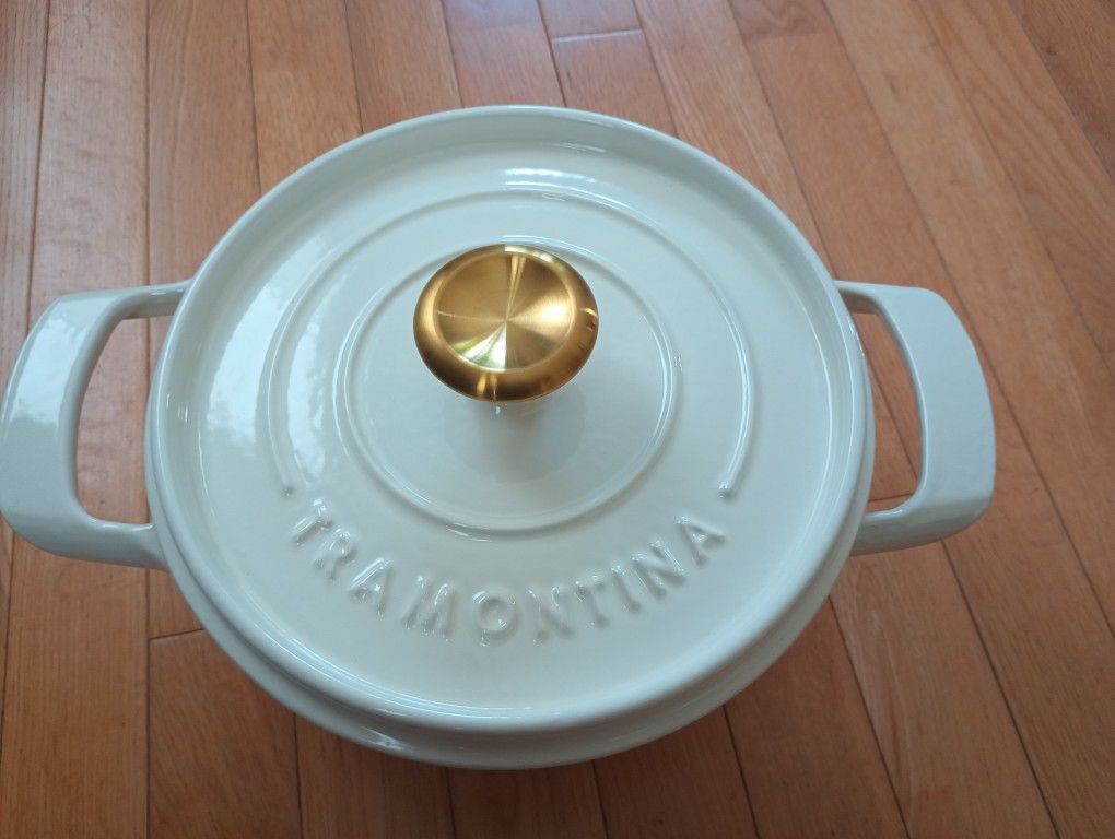 4 Quart Enameled Cast Iron Dutch Oven. New In Box.