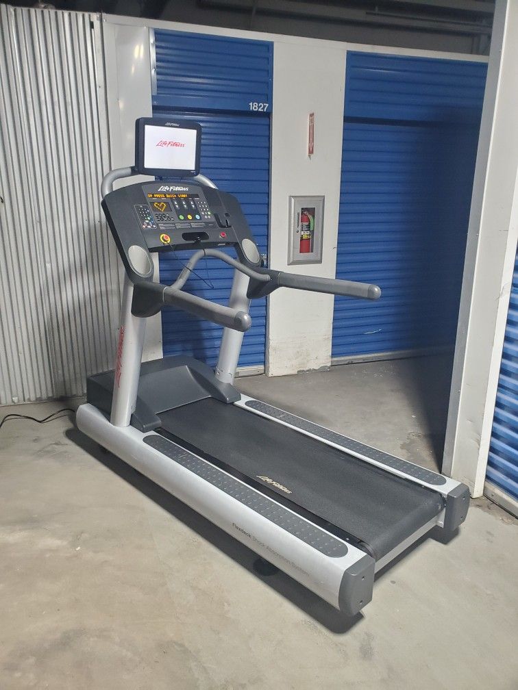 Life Fitness CLST Integrity Series Treadmill LOCAL DELIVERY AVAILABLE