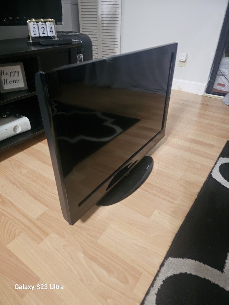 Samsung Hd Lcd 32" Television Tv W/ Stand & Remote