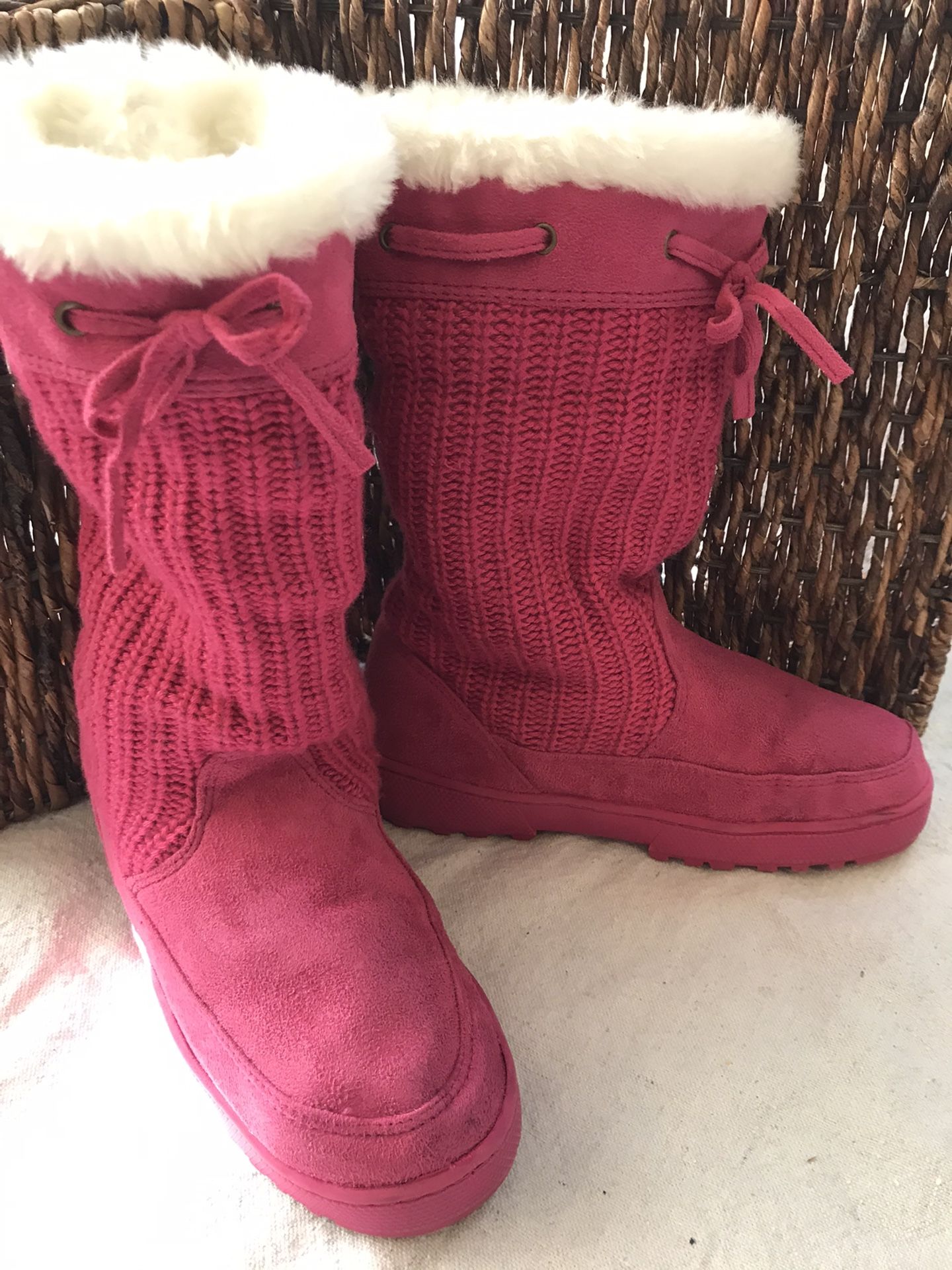Women’s / Girls  Size 6   Pink Suede/Fur Boot 