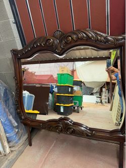 Beautiful dresser mirror only,   very well kept like new  4’ 5 “ by 3’  6”
