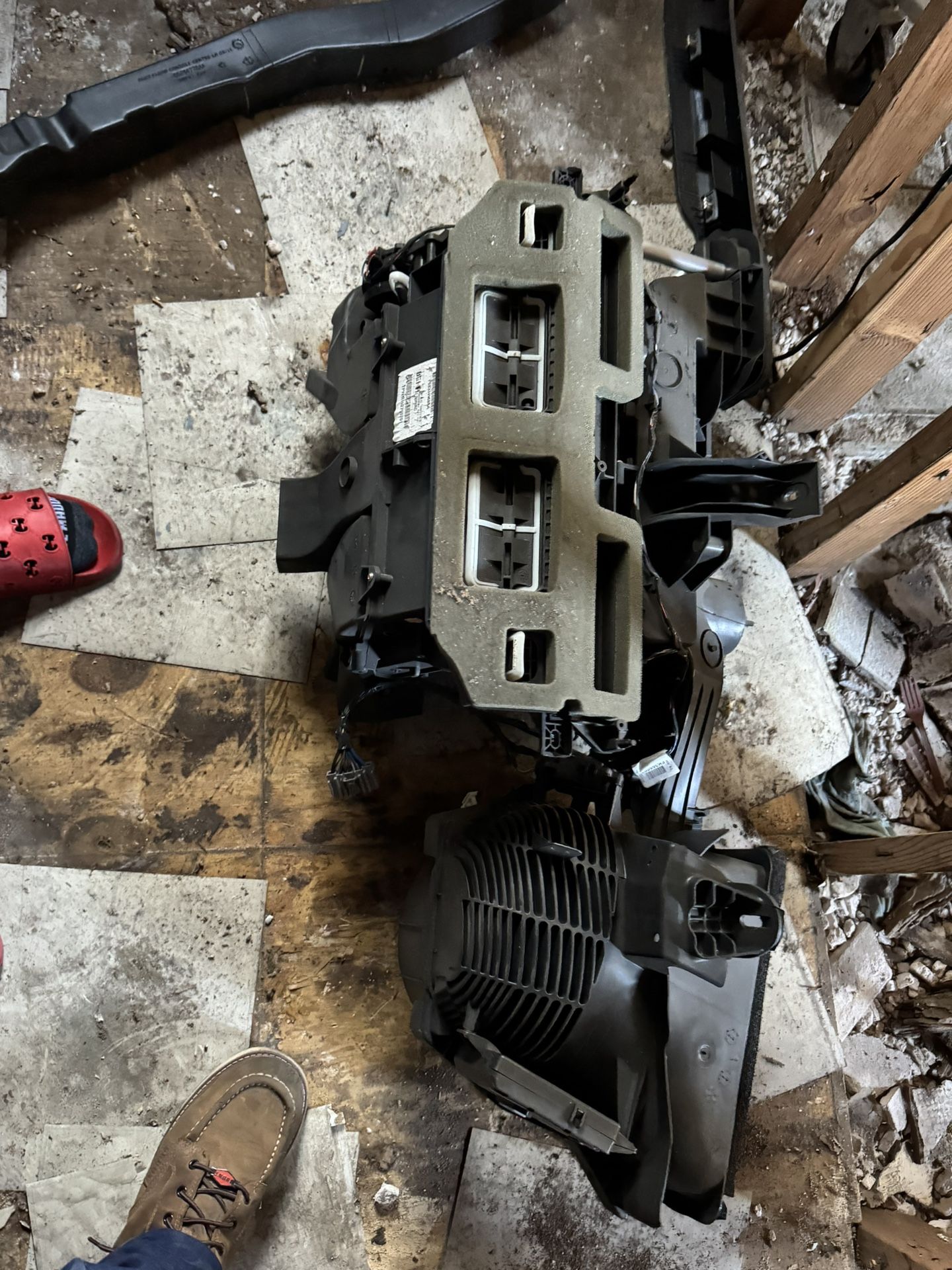 Chrysler 300 gas tank w breather, ac system from inside the dash