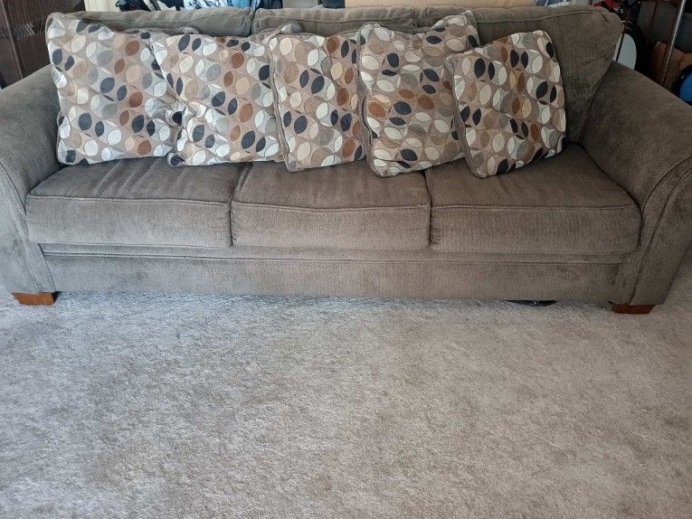 Needs to Go ASAP Sofa & Round Loveseat with Throw Pillows