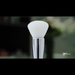 HEAVENLY SKIN™ CC+ SKIN-PERFECTING BRUSH #702