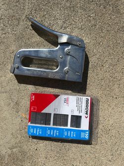 •Staple Gun• Arrow Staple Gun w/staples•