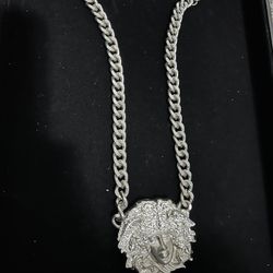 Beautiful 🤩 EYE-CATCHING NECKLACE,  WELL MADE… Heavier Only $65  Sells For $169    Never Used!!