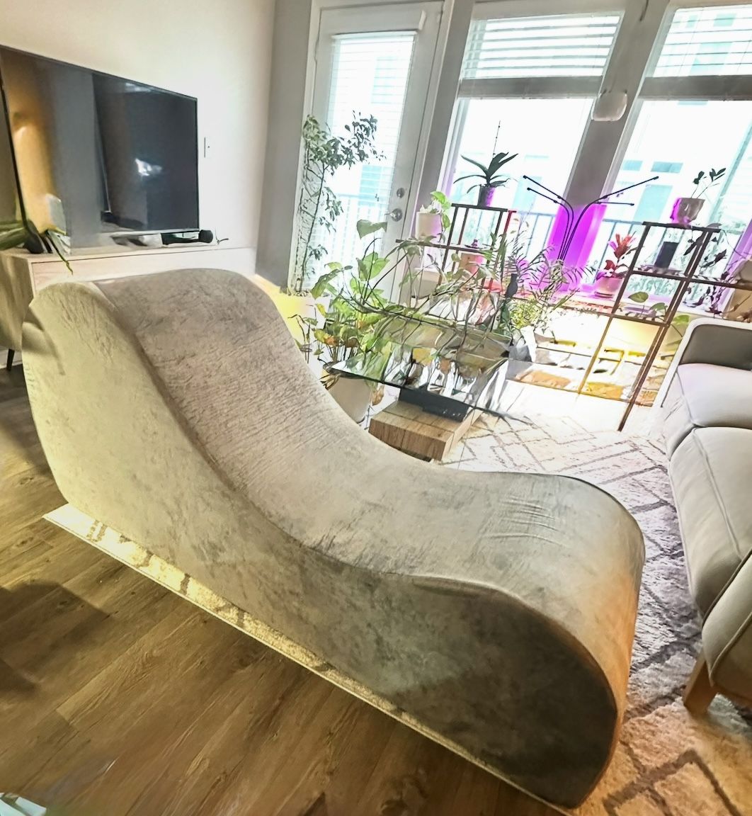 Velvet Yoga Chaise Lounge - Modern Relaxation Chair