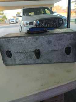 Fishing tackle box