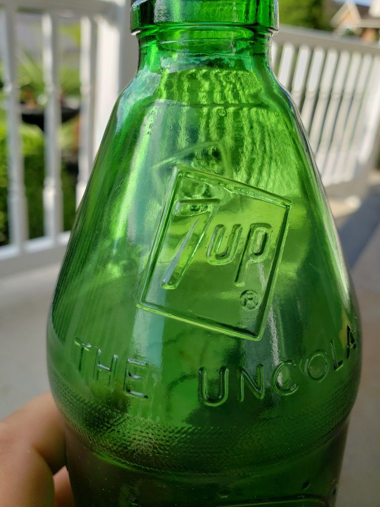 7UP 1776-1976 Bicentennial Embossed Green 16 oz Glass Bottles Flag