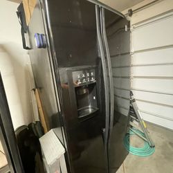 Refrigerator with Ice & Water Dispenser - GE