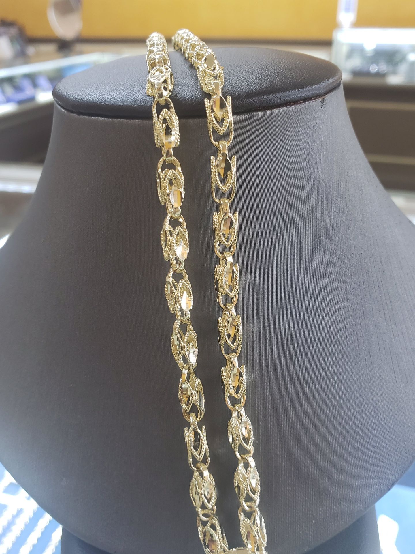 Louis Vuitton Chain Link Necklace for Sale in Santa Ana, CA - OfferUp