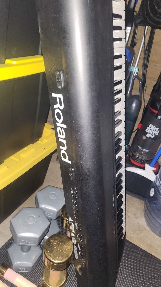 ROLAND PIANO KEYBOARD