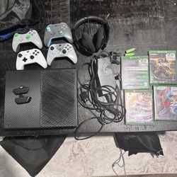 Microsoft Xbox One Console 500GB with 4 Original Controllers