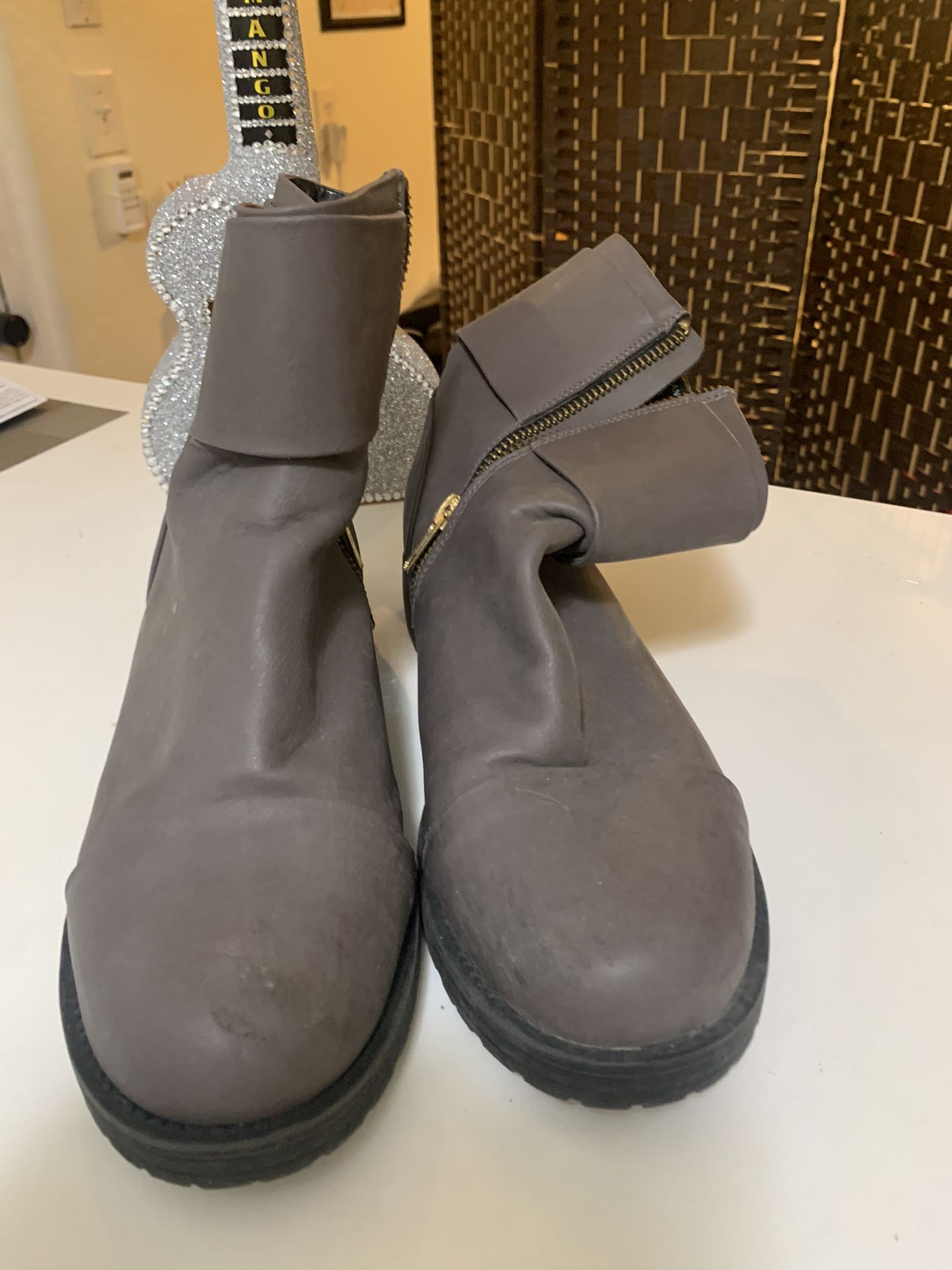Gray mid boots/ botas grises casuales