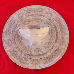 Vintage Narumi Bone China Japan dinnerware (96 Pieces)