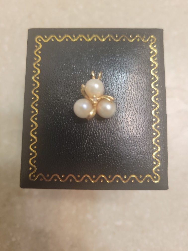 14 K Gold Pearl and Diamond Pendant.  Weight Is 2 Grams 