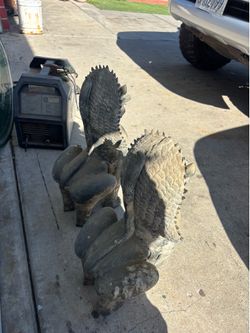 Guardian lion statues