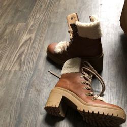 Beige winter boots