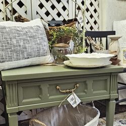 Green vintage side table 💚