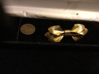 Delicate Bowes pin