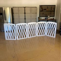 HUGE FREESTANDING ROOM DIVIDER PET/CHILD FENCE