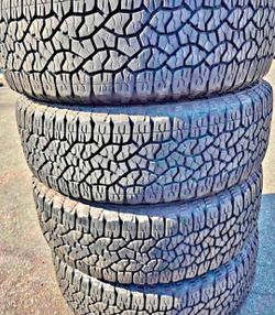 275 65 20 Goodyear tires Con 80% de Vida Las 4