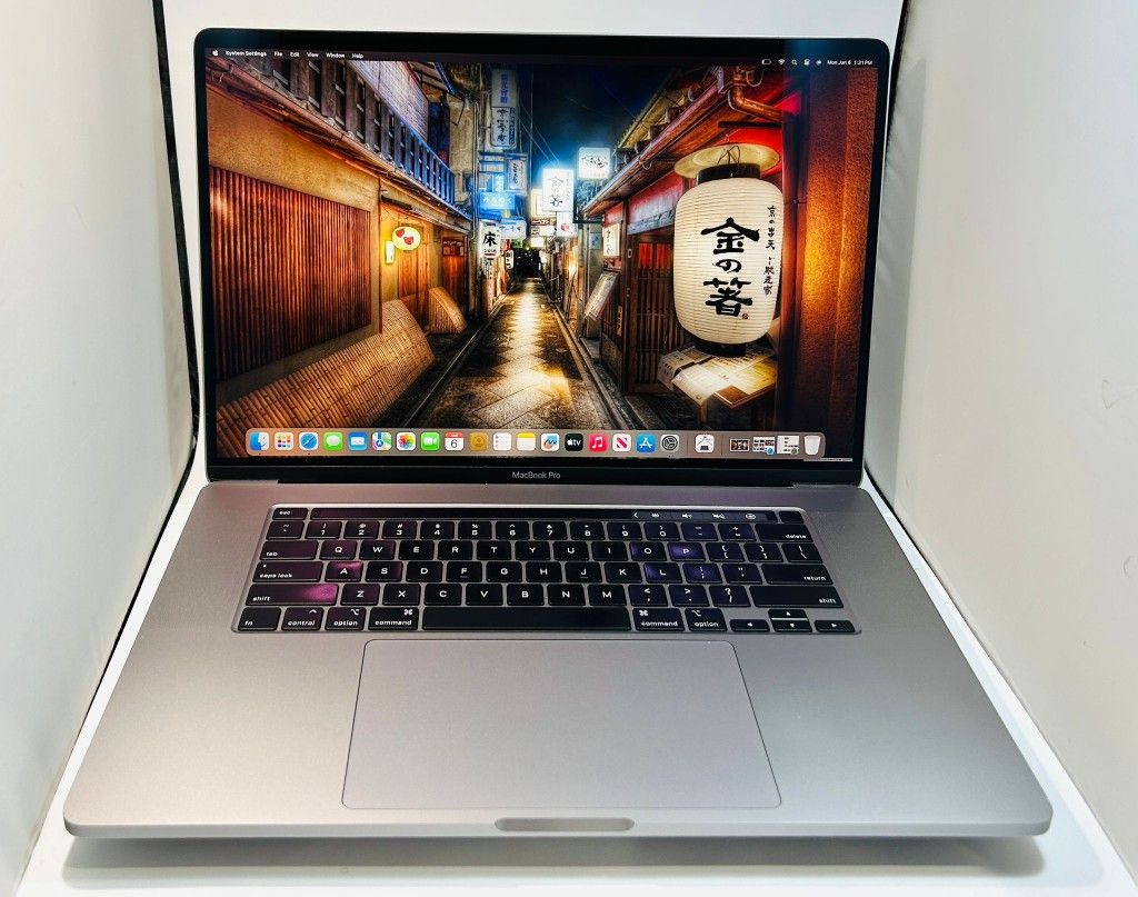 Apple MacBook Pro TouchBar 2019 6-Core i7 16GB 500GB AMD Radeon 5300m 4GB VRAM Graphics
