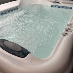 Really Nice 2-3 Person HotSprings 110/220 Volt Hot Tub With New Cover