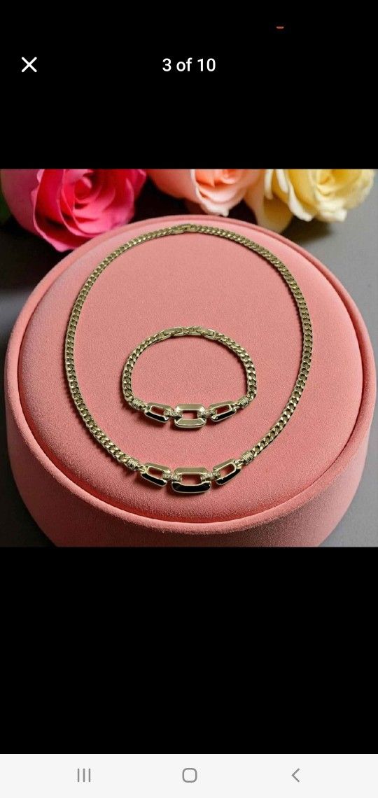 Beautiful gold plated Set just in time for Christmas