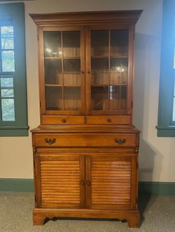 Solid Wood Hutch / China Cabinet – Glass Doors – Excellent Condition
