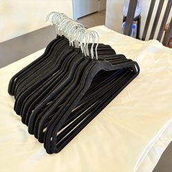 33pc Non-slip Velvet Fabric Premium Metal Hangers 360° Swivel Hook Black Like New