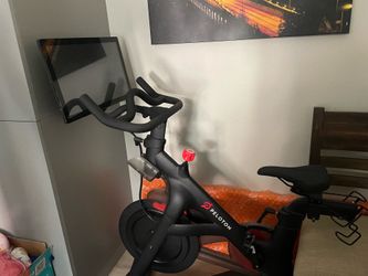 Peloton Bike 2nd gen touch screen