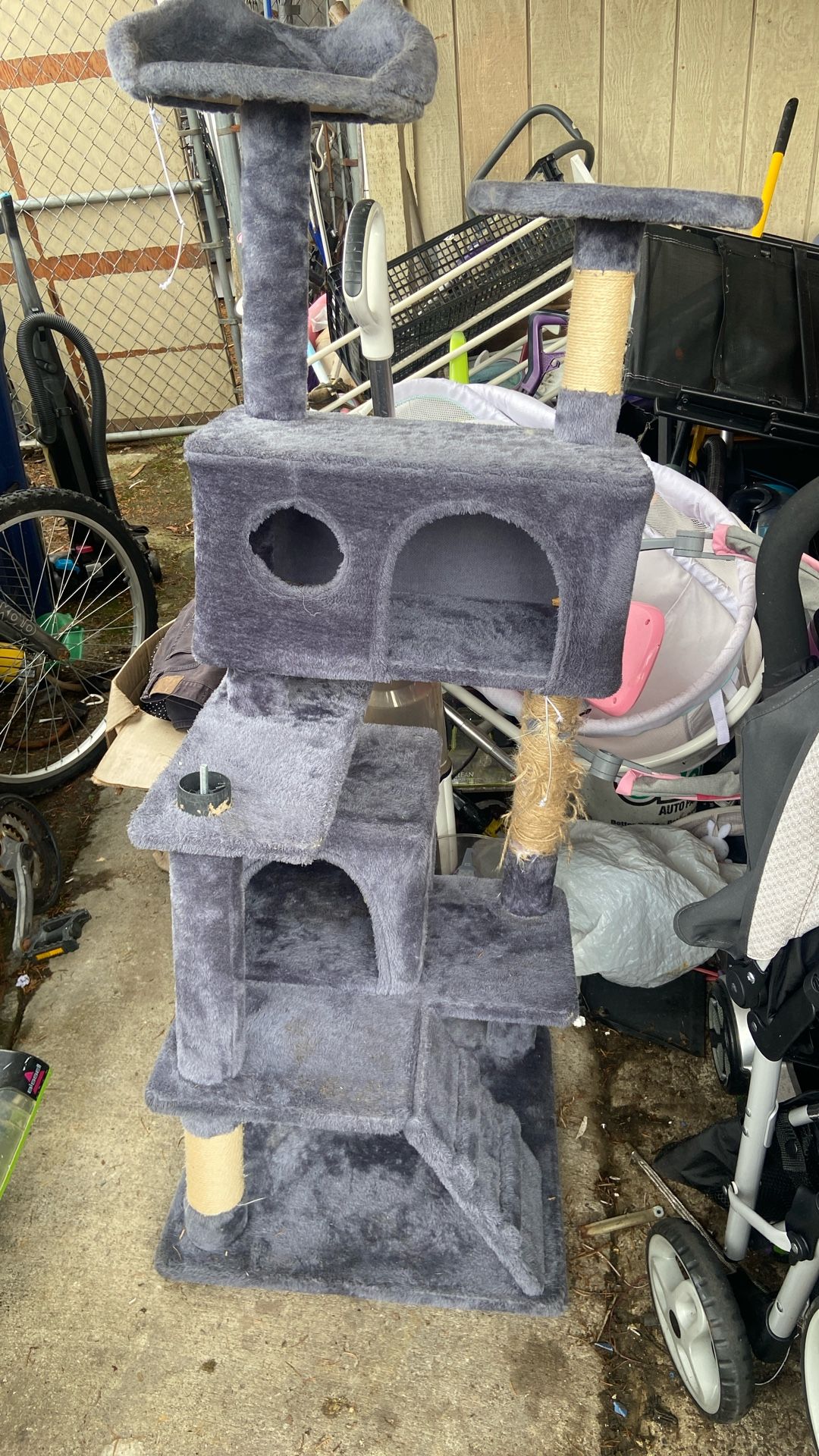 Cat House Price 20$ Pick Up. E. 72 and Grand View. E. Tacoma