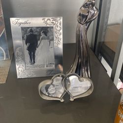 Wedding Gifts Frames And Statue