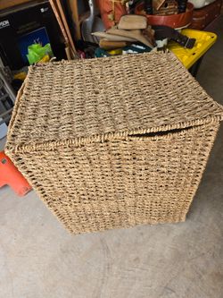 Large Woven Seagrass w/Lid Hamper