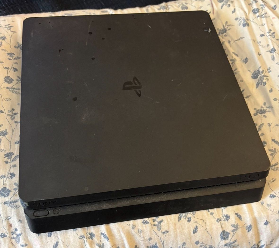 PS4 With Wires And 2 Controllers