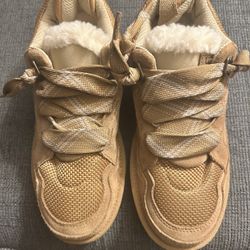 Kids Ugg Shoes- 6Y
