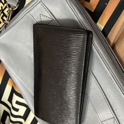 Louis Vuitton Men’s Wallet Less Than A Year Old 
