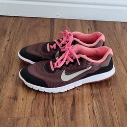 Nike Woman Shoes Size 7Y. 