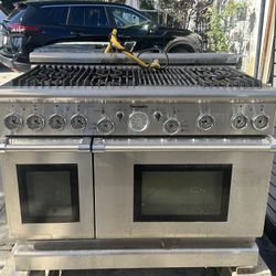 8 BURNER THERMADOR PROFESSIONAL GAS STOVE WITH DOUBLE OVEN