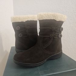 New Clarks 8.5 Suede Boots