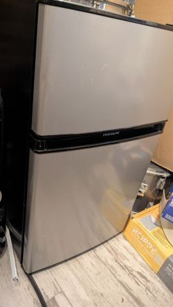 Frigidaire college mini fridge dorm room garage w separate freezer works well