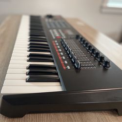 AKAI Professional MPK261 Keyboard - 61 Keys MIDI with Case