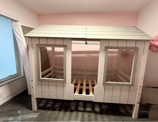 Twin Bed for Girl! 🏠 only pick up