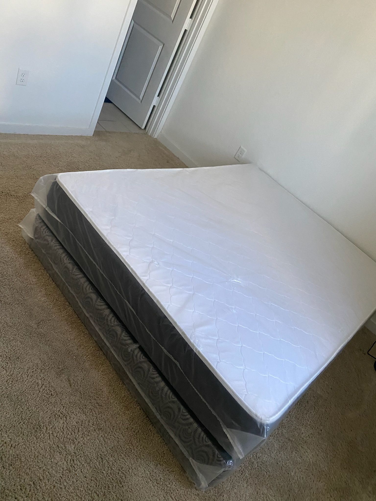 NEW FULL. SIZE SETMATTRESS AND BOX SPRIN.G 2pcs